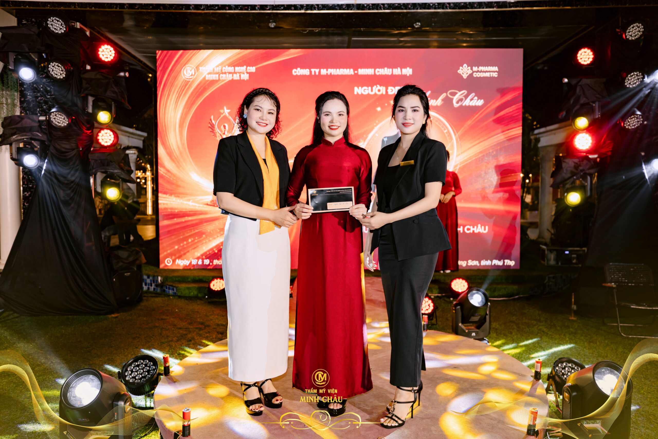 Người đẹp áo dài Uyển Nhi - Giám đốc khu vực Lê Chân, Hải Phòng